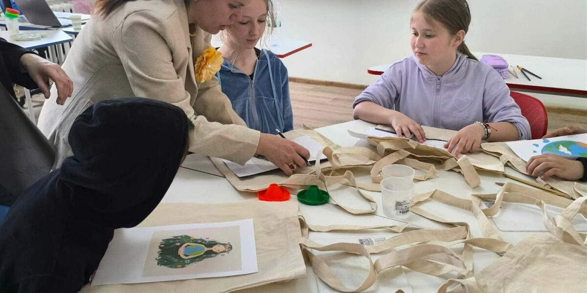 Atelier de pictare a torbițelor eco cu genericul „Respectul față de natură și pace”